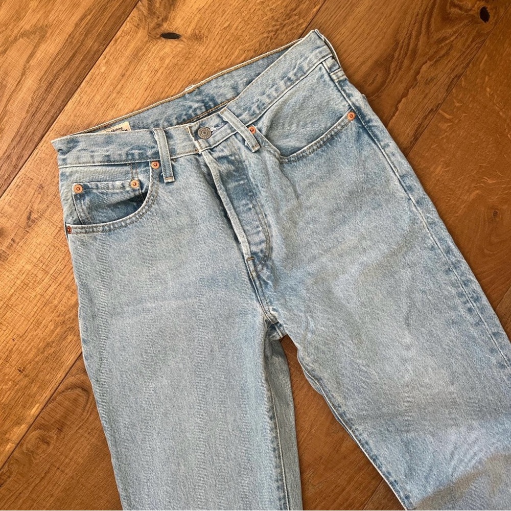 Lightwash Levi’s 501 Jeans